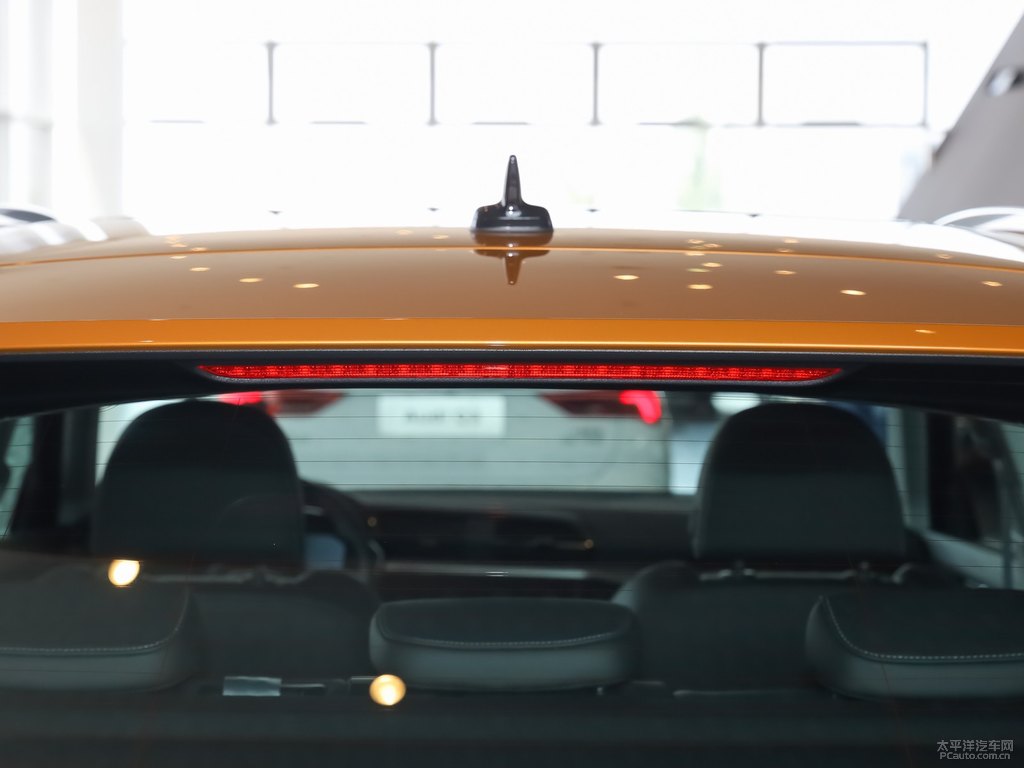 鎏金橙奧迪Q3車(chē)尾外觀圖片
