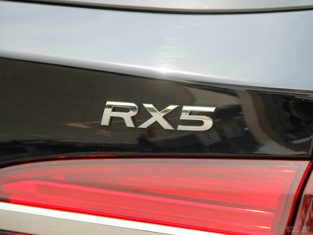 伯爵黑榮威RX5車尾外觀圖片