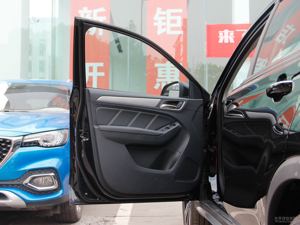 伯爵黑榮威RX5車廂內(nèi)飾圖片