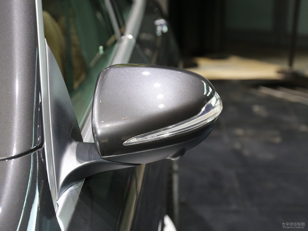 皓沙銀奔馳C級(jí)車身外觀圖片