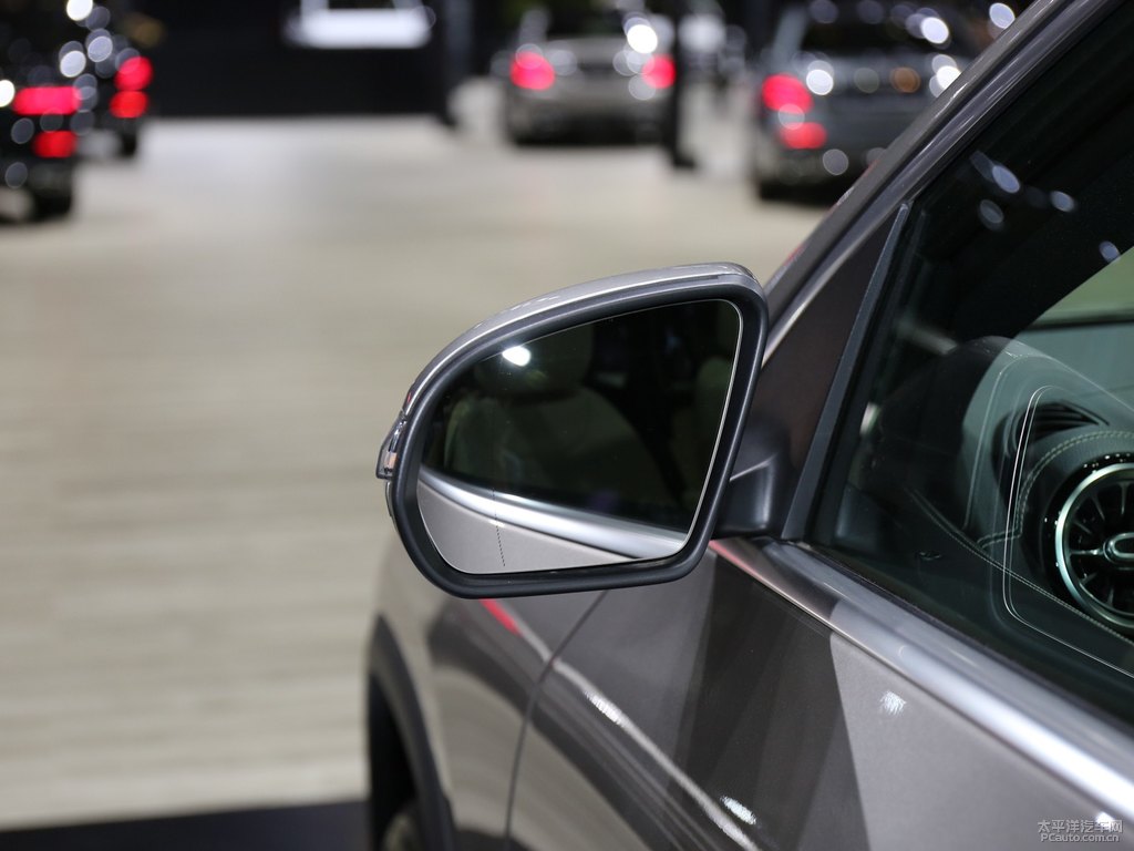 皓沙銀奔馳GLA車身外觀圖片
