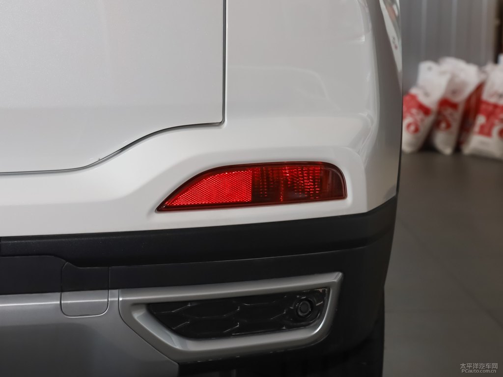 珍珠白瑞虎5x車尾外觀圖片