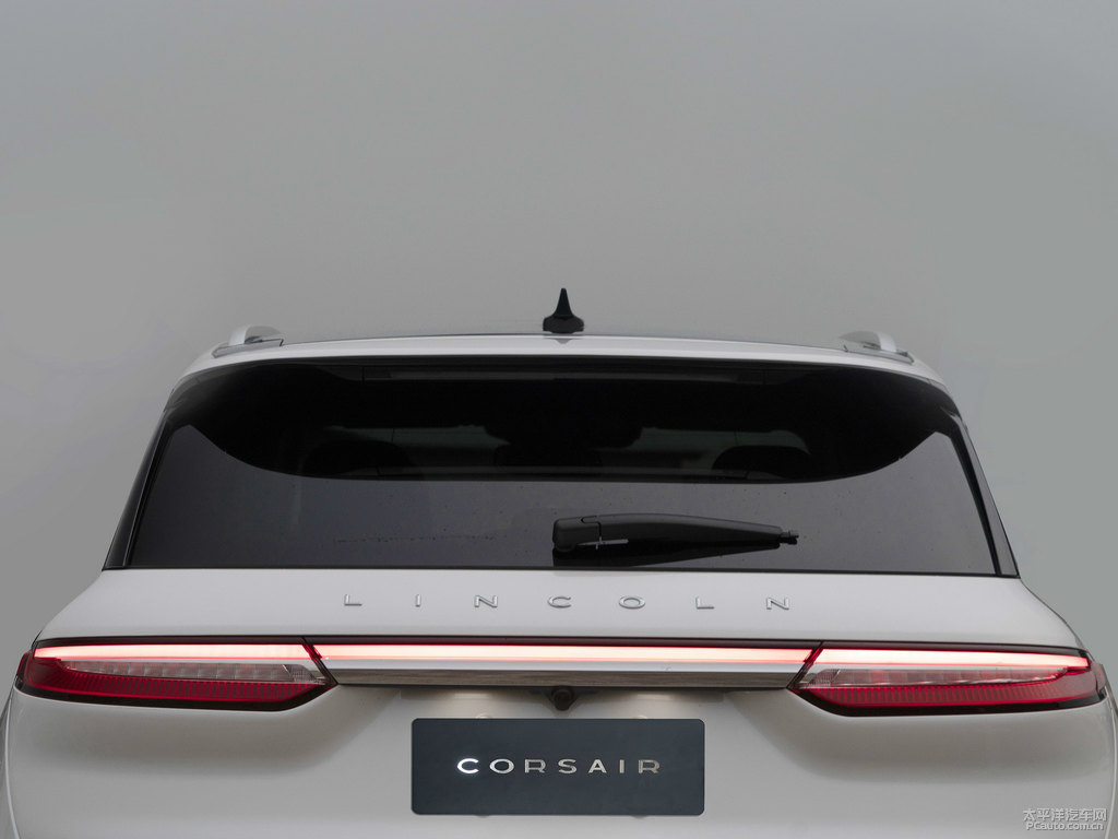 鉑鉆白冒險(xiǎn)家車尾外觀圖片