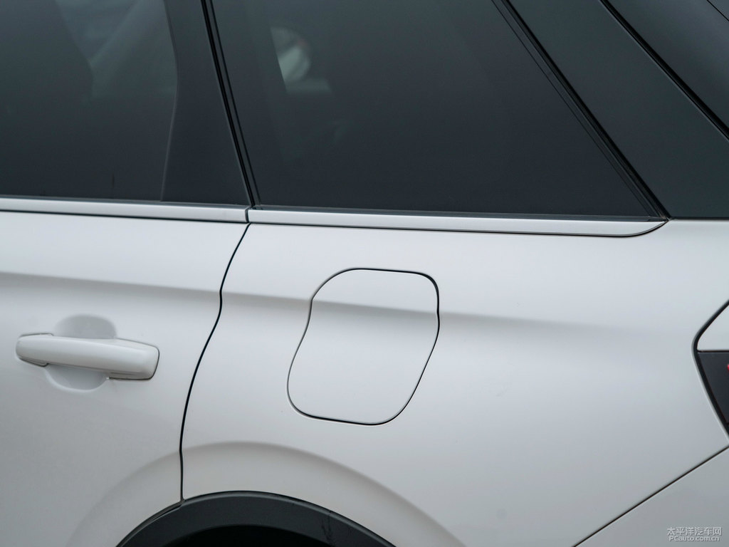 鉑鉆白冒險(xiǎn)家車身外觀圖片