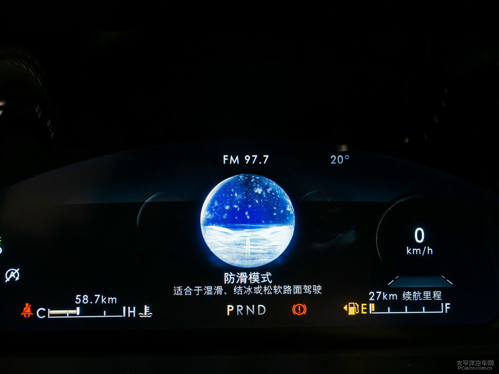 鉑鉆白冒險家中控內(nèi)飾圖片