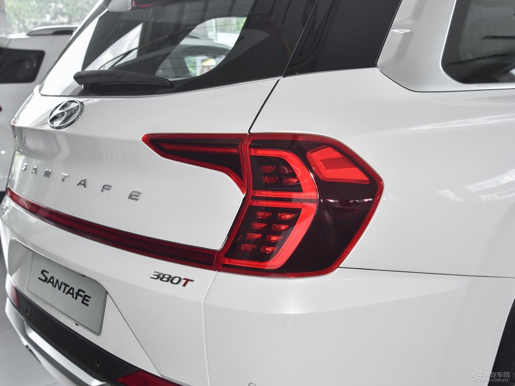水晶白勝達(dá)車(chē)尾外觀圖片