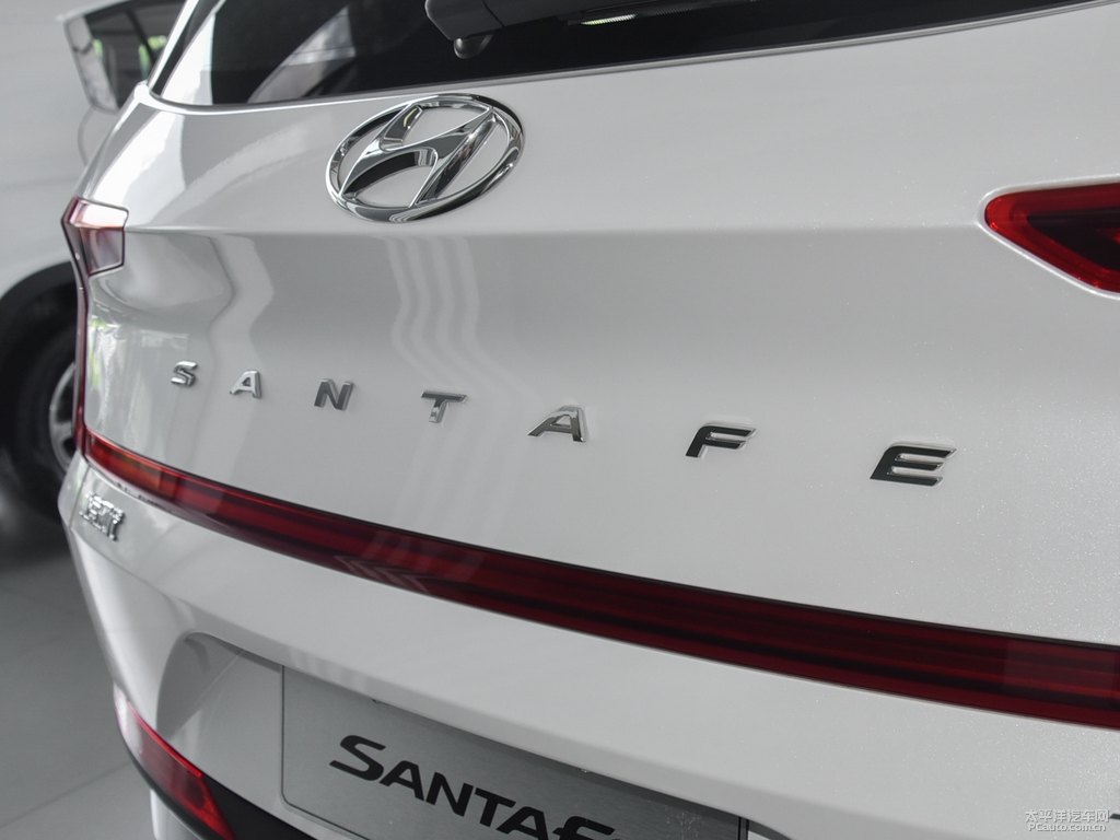 水晶白勝達(dá)車尾外觀圖片