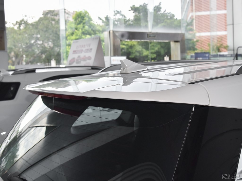 水晶白勝達(dá)車尾外觀圖片