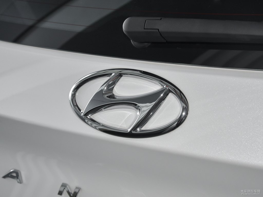 水晶白勝達(dá)車尾外觀圖片