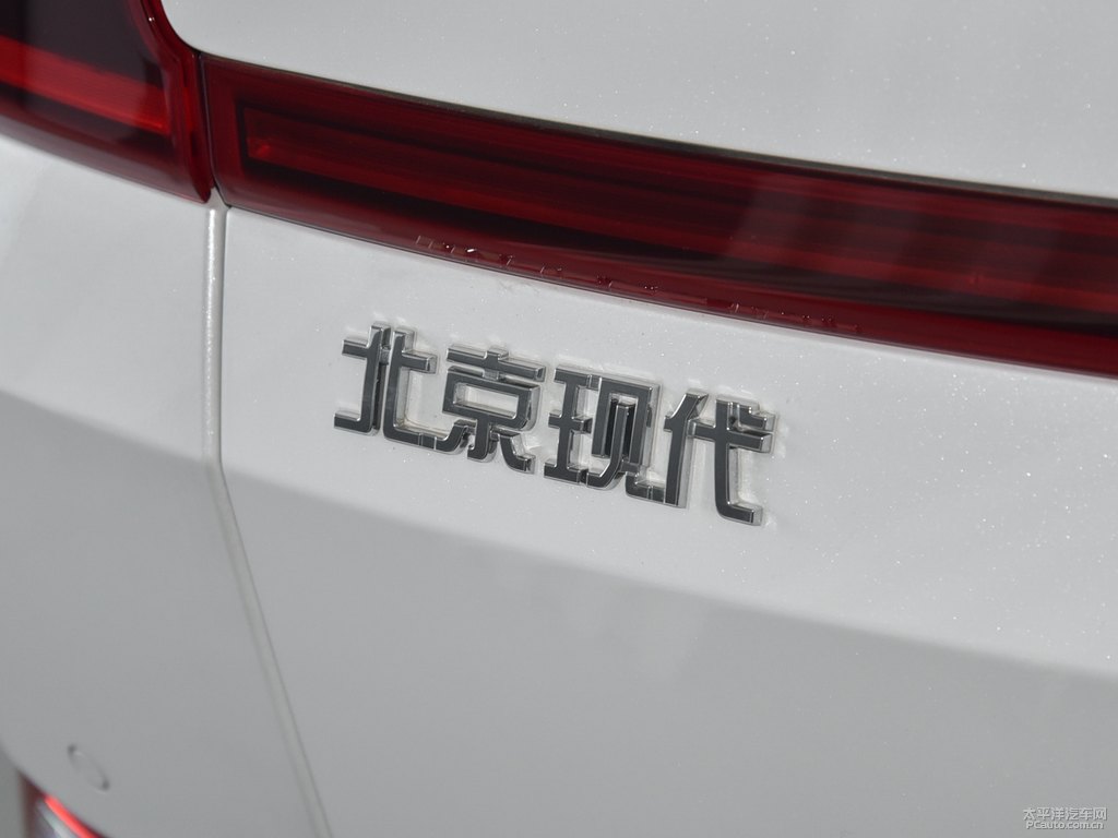 水晶白勝達(dá)車尾外觀圖片