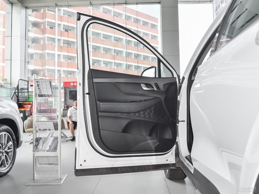 水晶白勝達(dá)車廂內(nèi)飾圖片