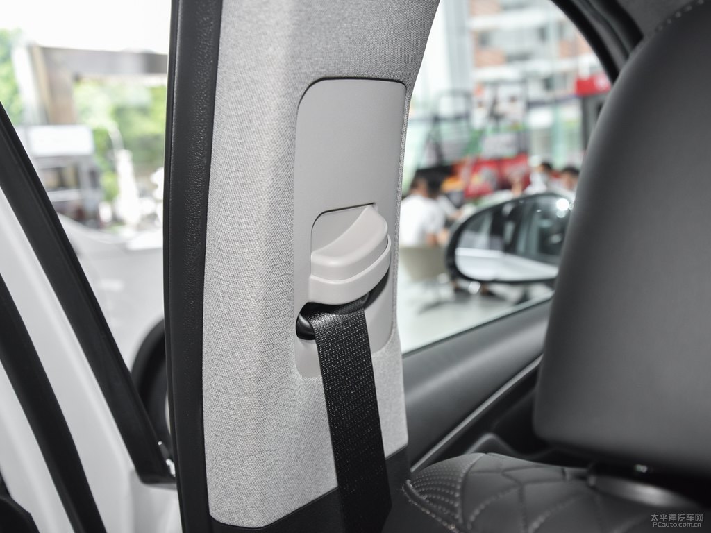 水晶白勝達(dá)車廂內(nèi)飾圖片