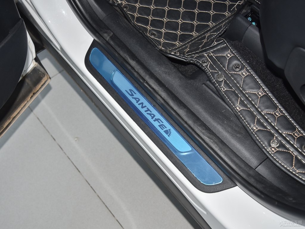 水晶白勝達(dá)車廂內(nèi)飾圖片