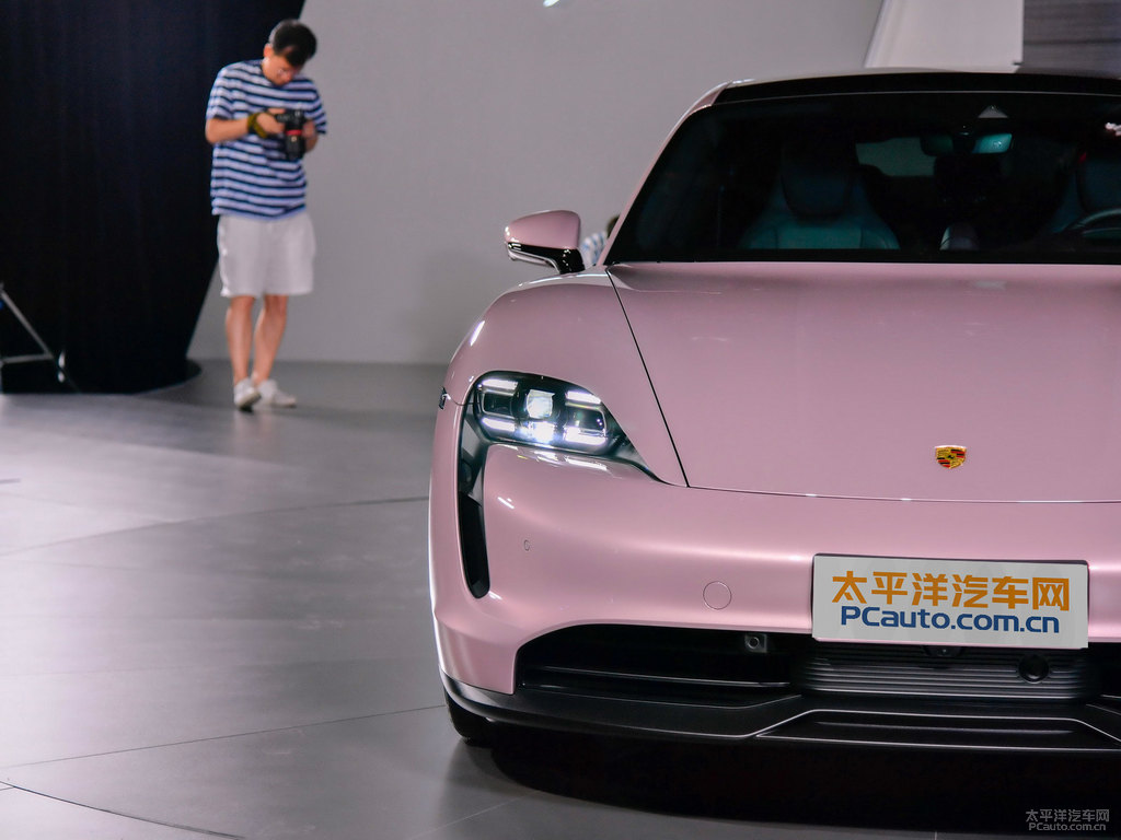 冰莓粉Taycan車頭外觀圖片