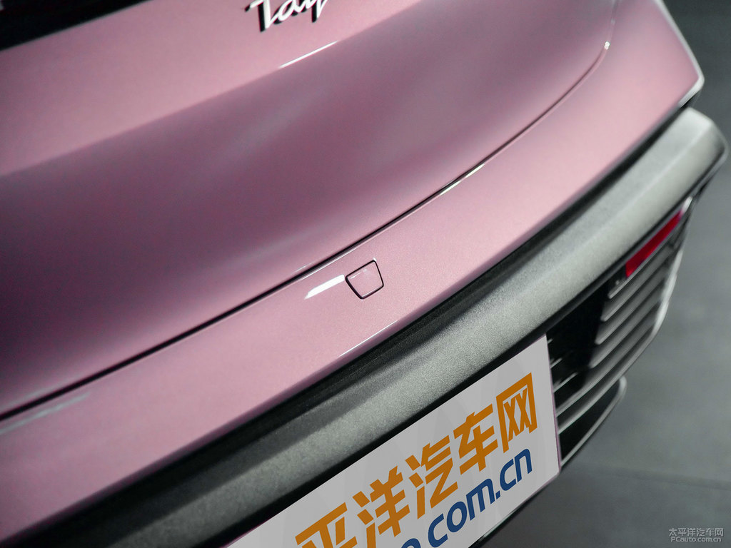 冰莓粉Taycan車(chē)尾外觀圖片