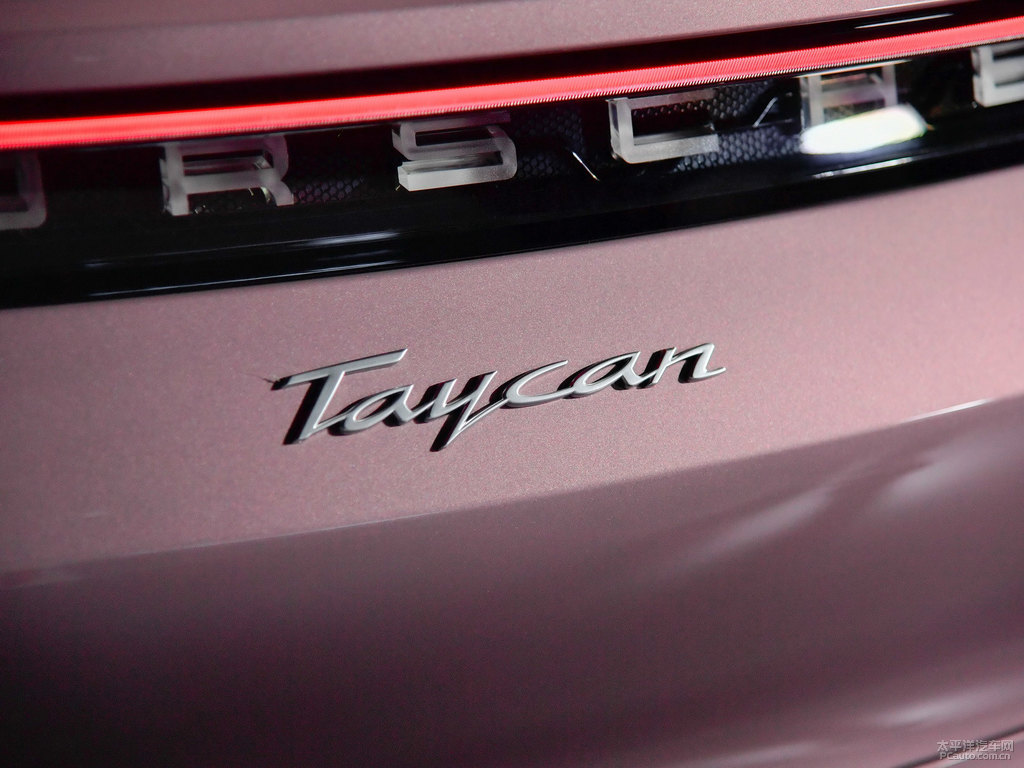 冰莓粉Taycan車尾外觀圖片
