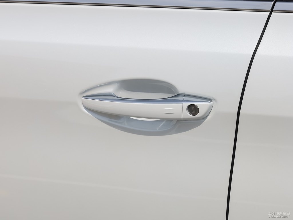 珠光白標(biāo)致408車身外觀圖片
