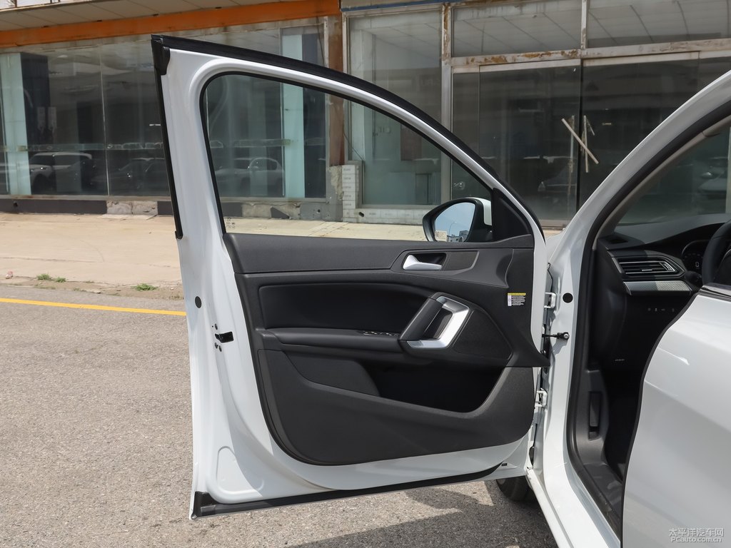 珠光白標(biāo)致408車廂內(nèi)飾圖片