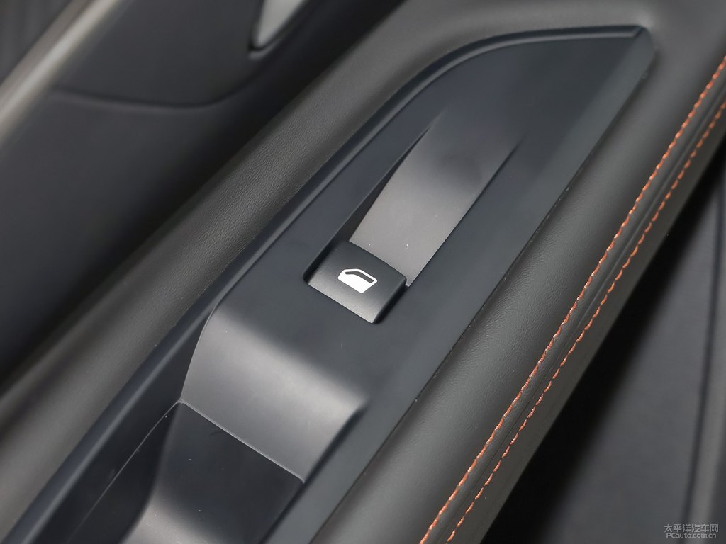 珠光白標(biāo)致4008車廂內(nèi)飾圖片