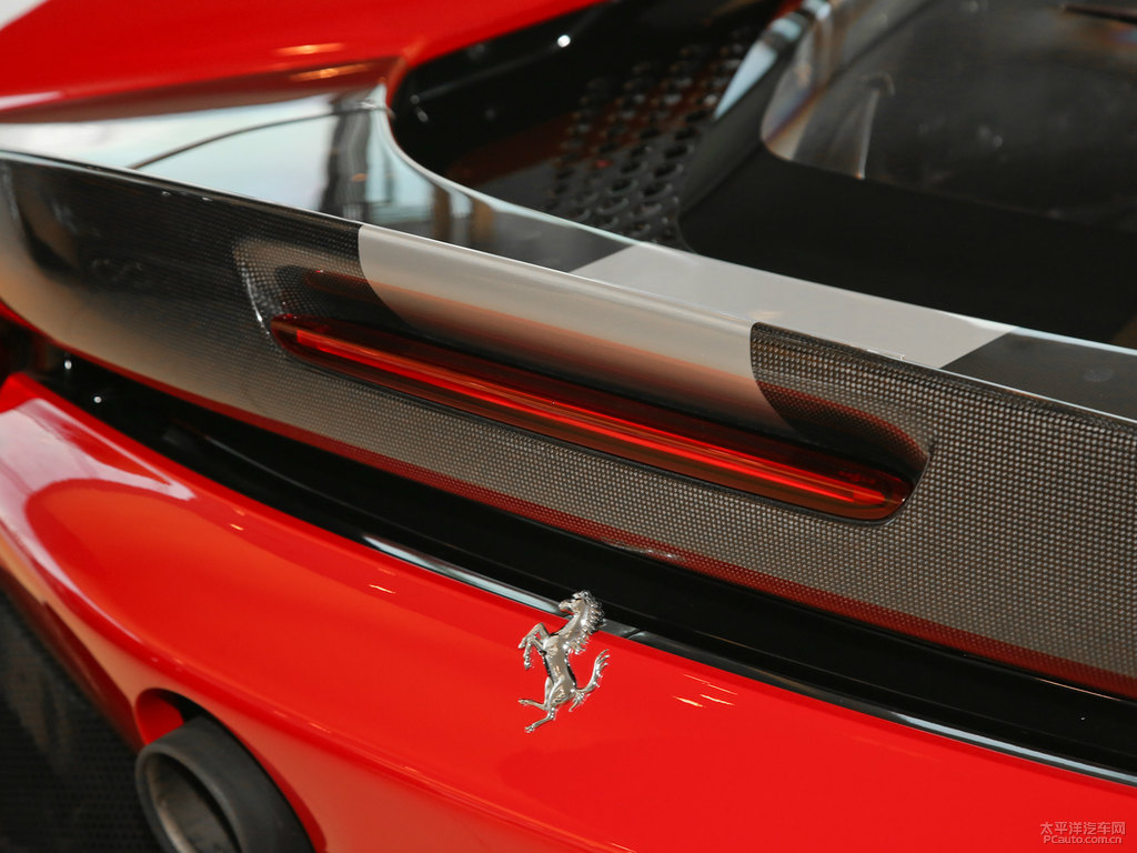 黄色Ferrari 法拉利458超级跑车尾部侧面壁纸下载-欧莱凯设计网