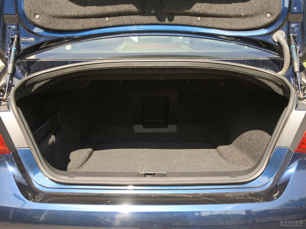 星夜藍英菲尼迪Q70L后備廂空間圖片