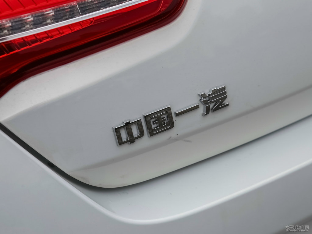 珠光白紅旗H5經(jīng)典車尾外觀圖片