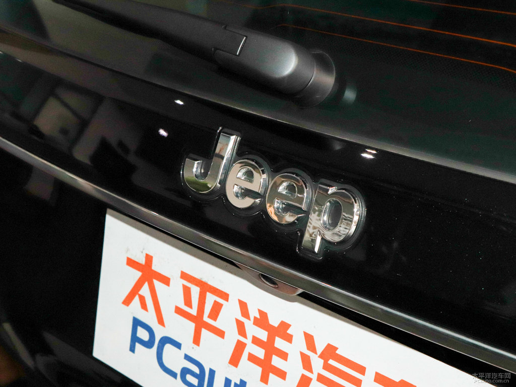 北極黑大指揮官車尾外觀圖片
