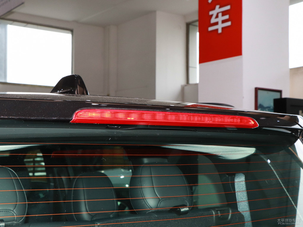 北極黑大指揮官車尾外觀圖片