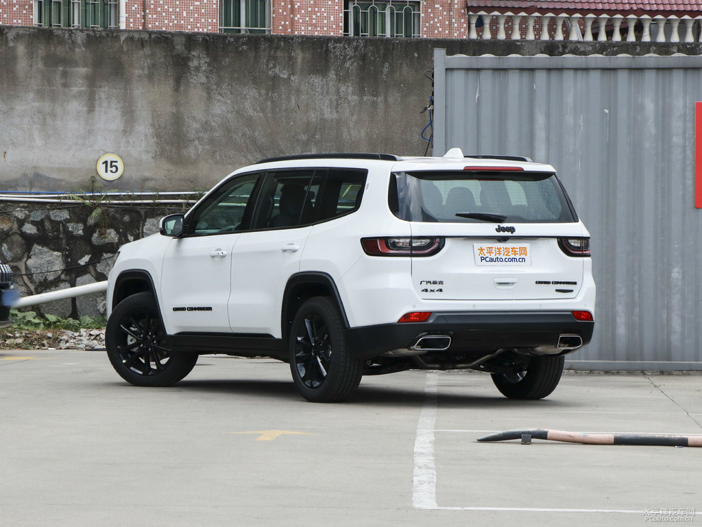 喀納斯白大指揮官整車外觀外觀圖片