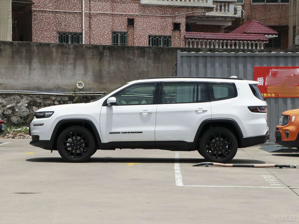 喀納斯白大指揮官整車(chē)外觀外觀圖片