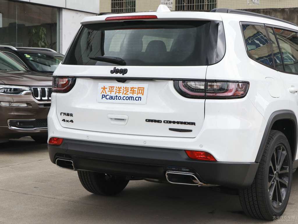 喀納斯白大指揮官車尾外觀圖片