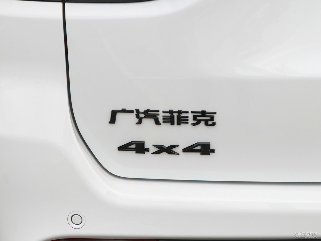 喀納斯白大指揮官車尾外觀圖片