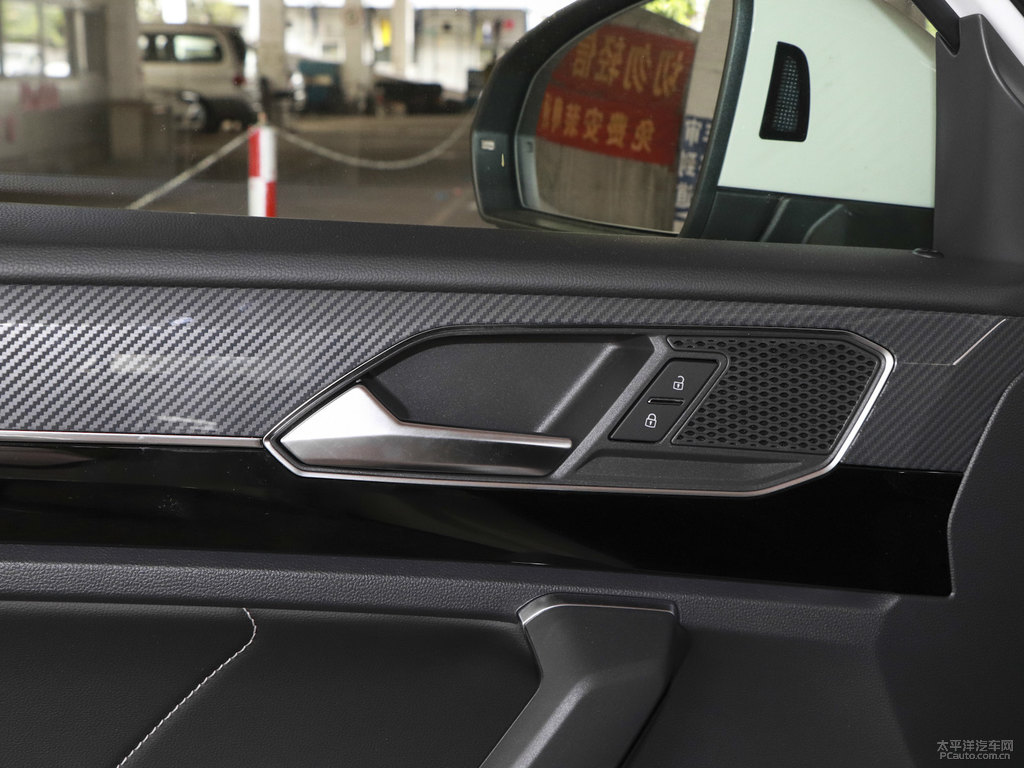 極地白探岳車廂內(nèi)飾圖片