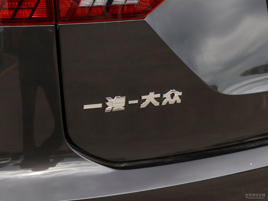 錳石黑探岳車(chē)尾外觀圖片