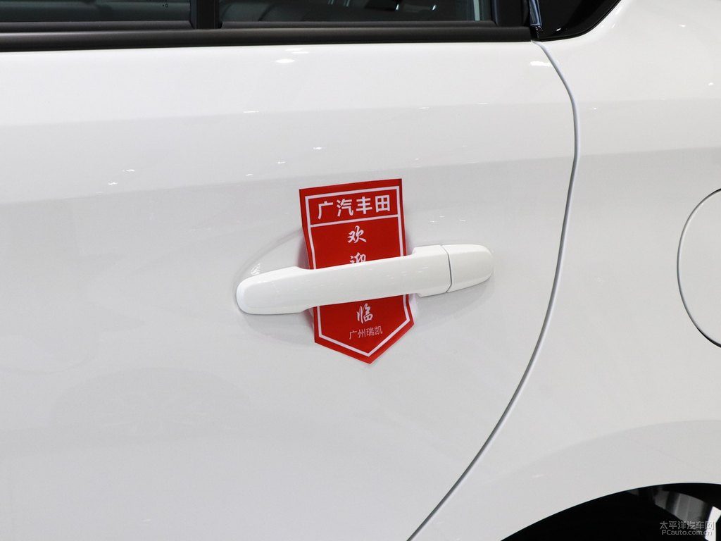 天際白YARiS L 致炫車身外觀圖片