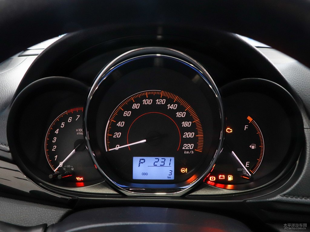天際白YARiS L 致炫中控內(nèi)飾圖片