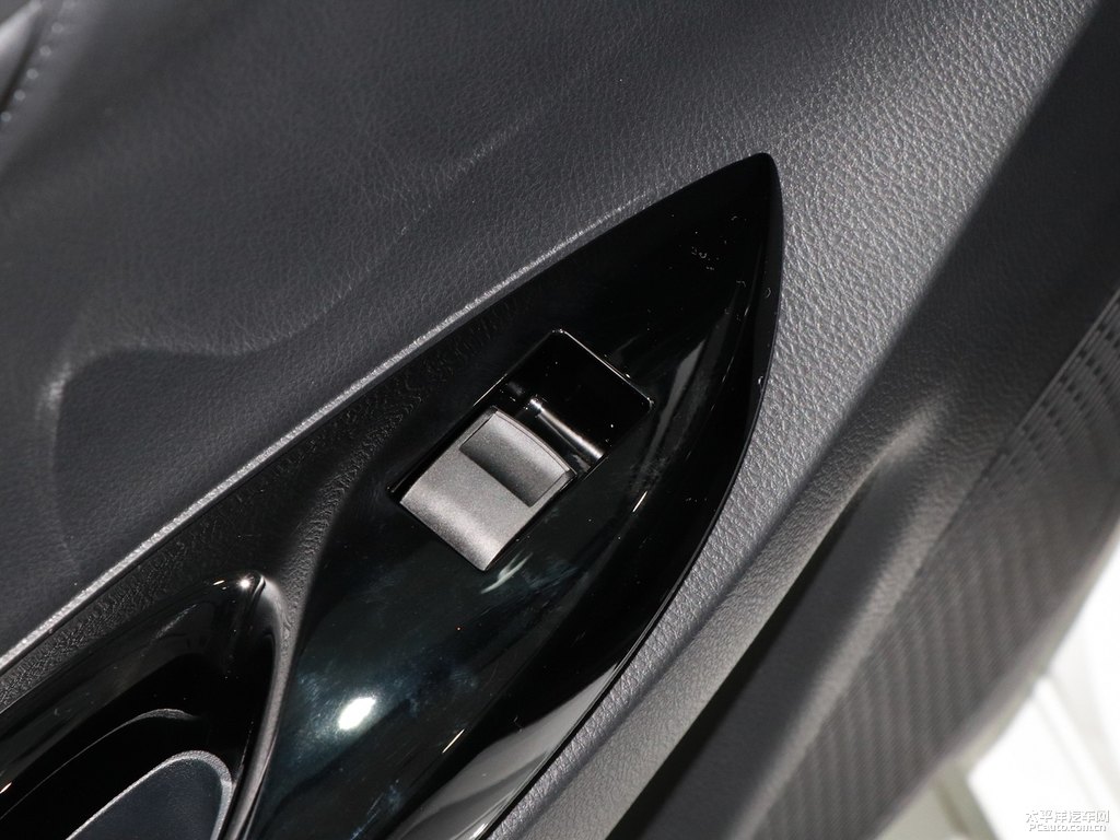 天際白YARiS L 致炫車廂內(nèi)飾圖片