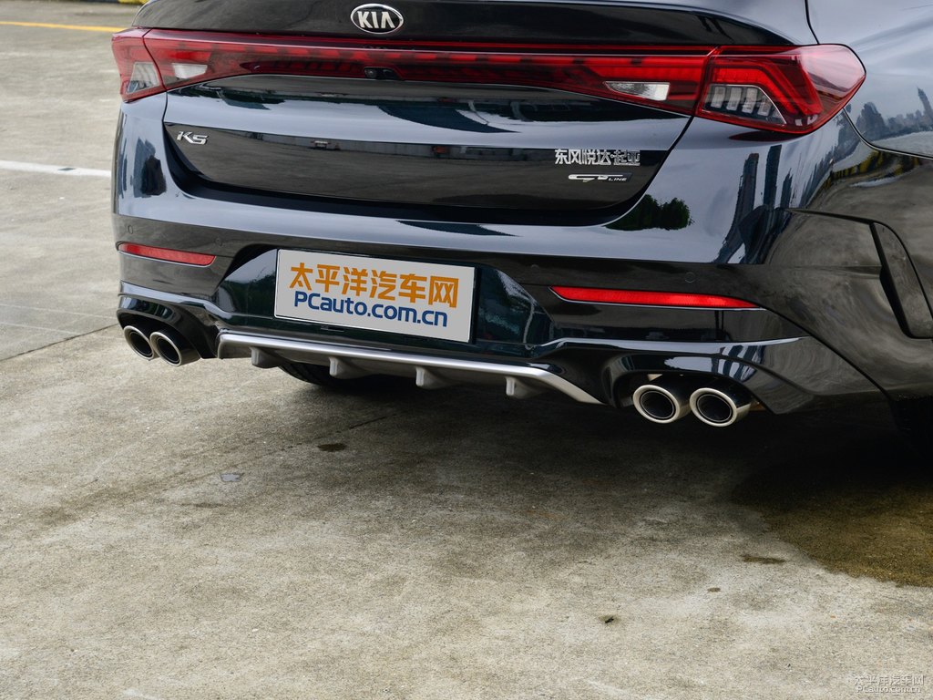 極光黑起亞K5凱酷車尾外觀圖片