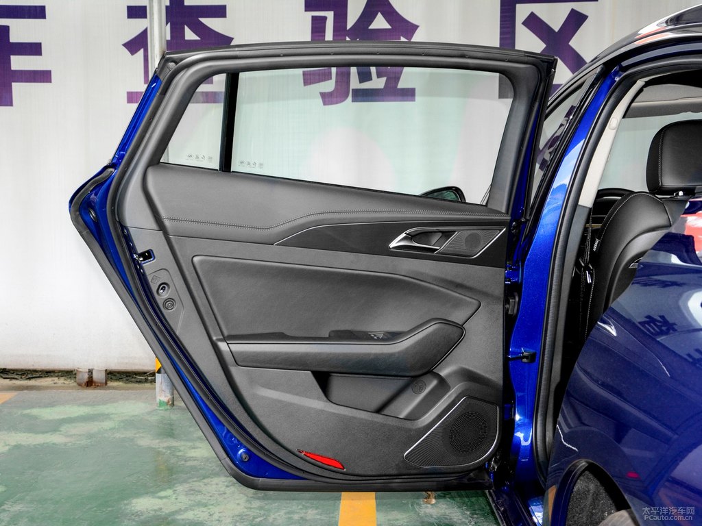 青川藍(lán)紅旗H5經(jīng)典車廂內(nèi)飾圖片