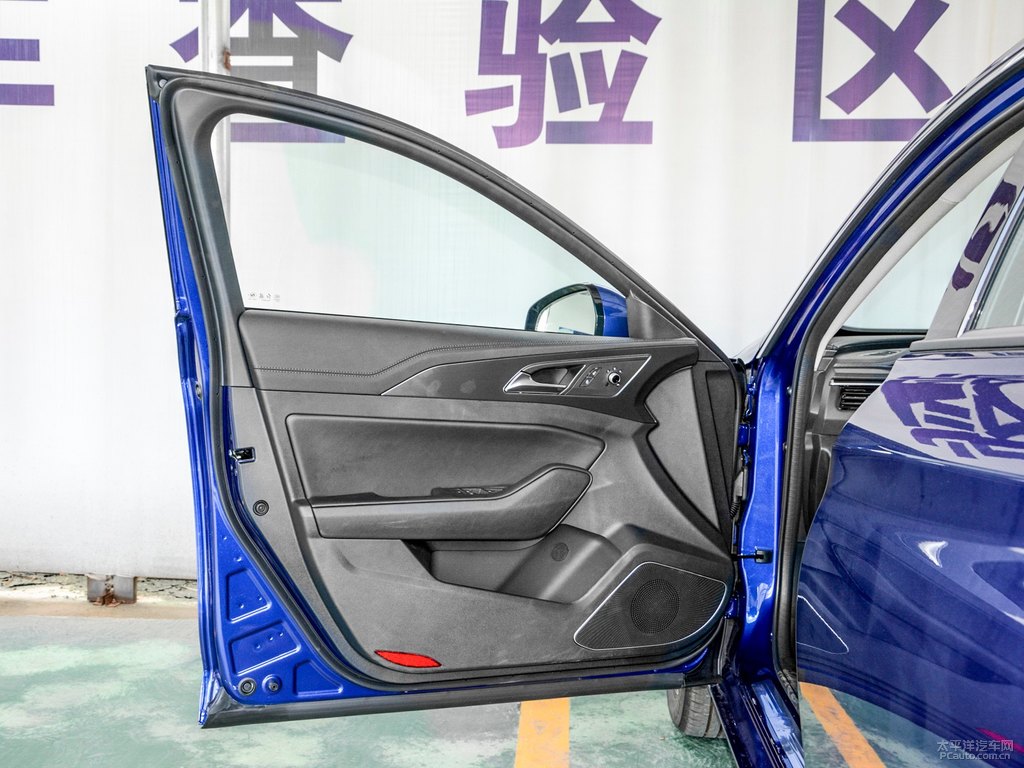 青川藍(lán)紅旗H5經(jīng)典車廂內(nèi)飾圖片
