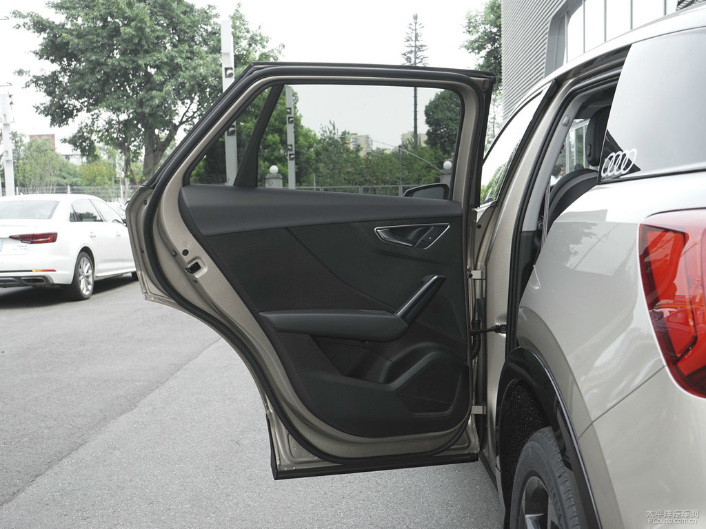 鈦金米奧迪Q2L車廂內(nèi)飾圖片