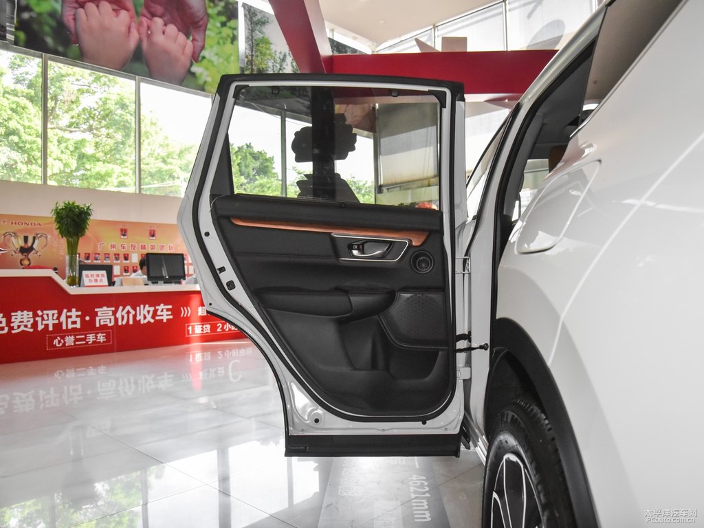 珍珠白本田CR-V車廂內(nèi)飾圖片