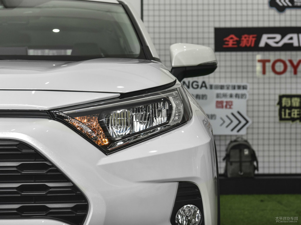 珍珠白RAV4榮放車頭外觀圖片