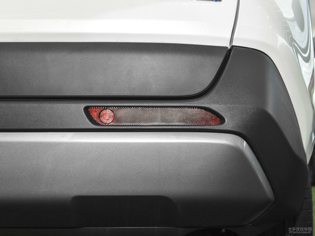 珍珠白RAV4榮放車尾外觀圖片