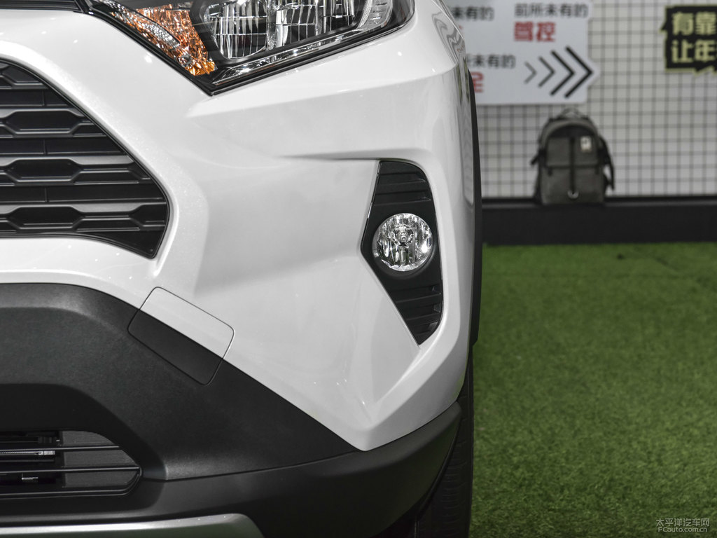 珍珠白RAV4榮放車頭外觀圖片
