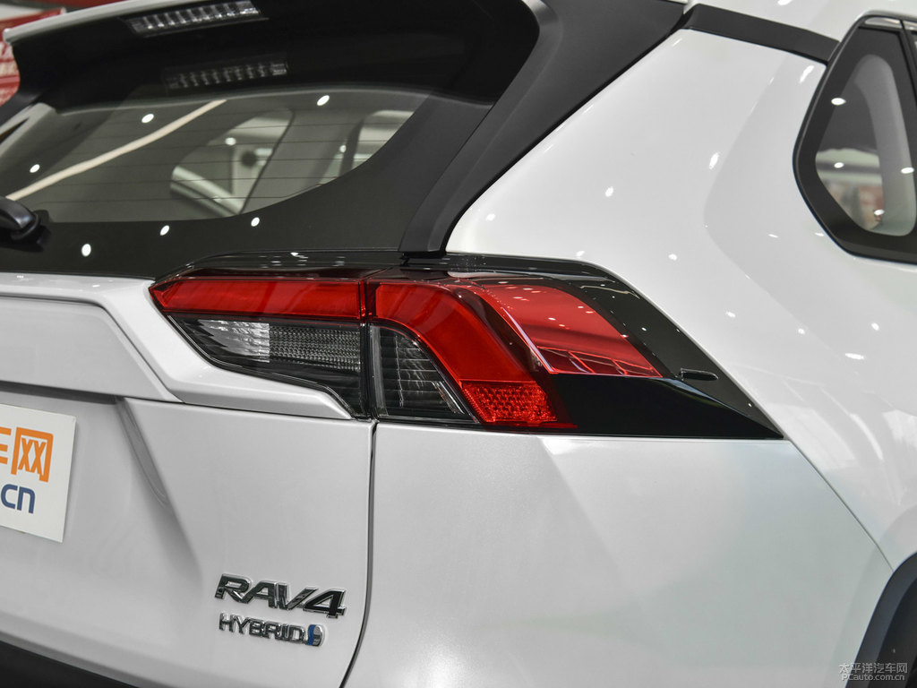 珍珠白RAV4榮放車尾外觀圖片