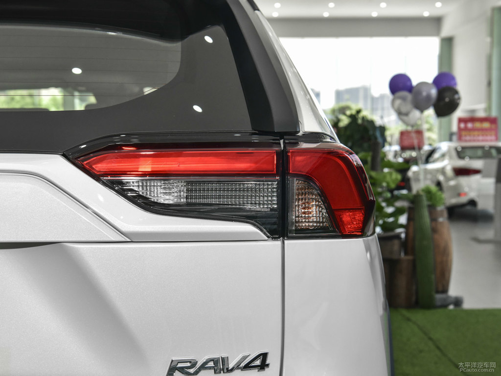珍珠白RAV4榮放車尾外觀圖片