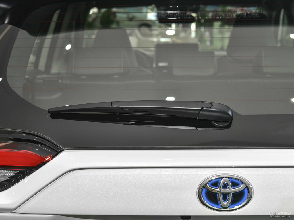 珍珠白RAV4榮放車尾外觀圖片