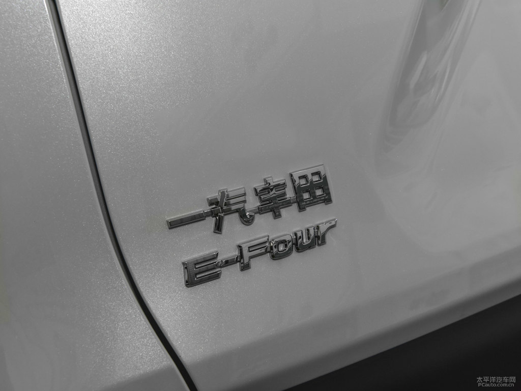 珍珠白RAV4榮放車尾外觀圖片
