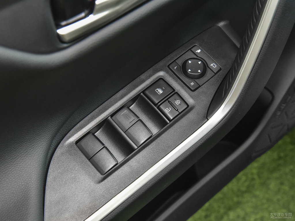 珍珠白RAV4榮放車廂內(nèi)飾圖片